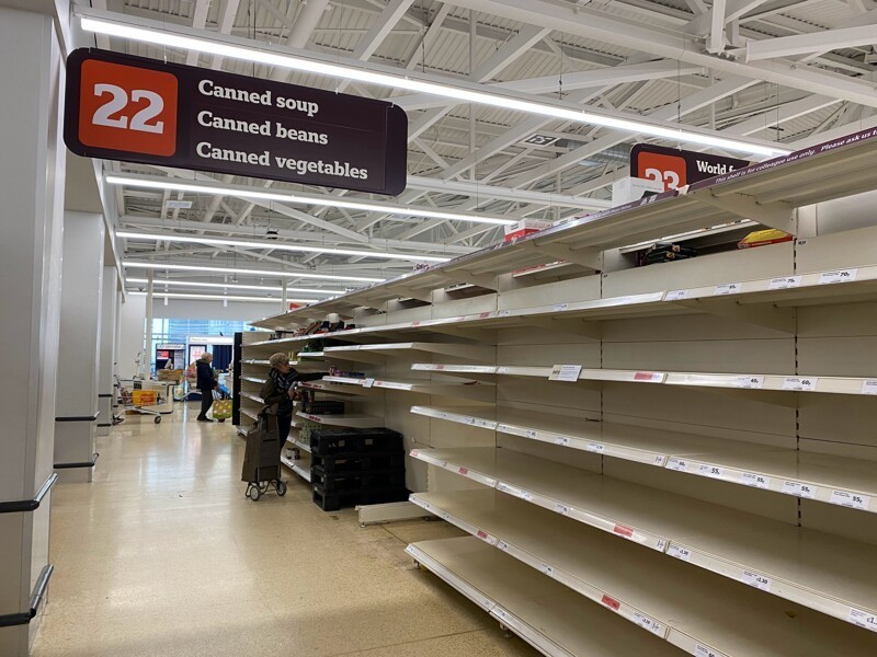 Власти Британии обратятся к армии из-за нехватки еды в магазинах