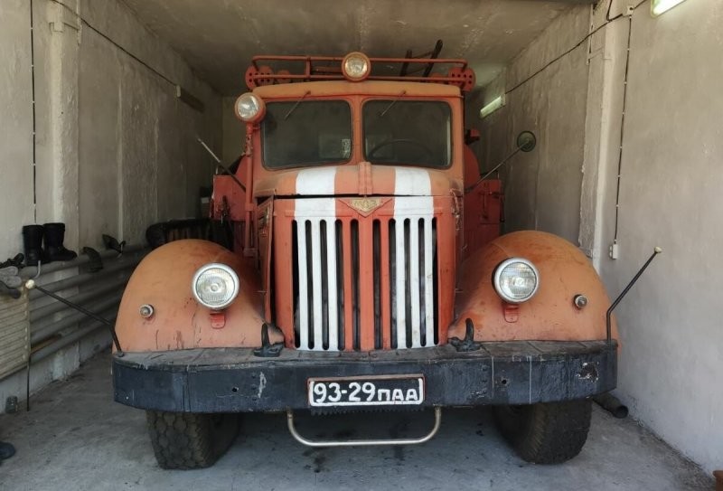 Неторопливый пожарный тяжеловес: в Казахстане сохранилась редчайшая автоцистерна на шасси МАЗ-205