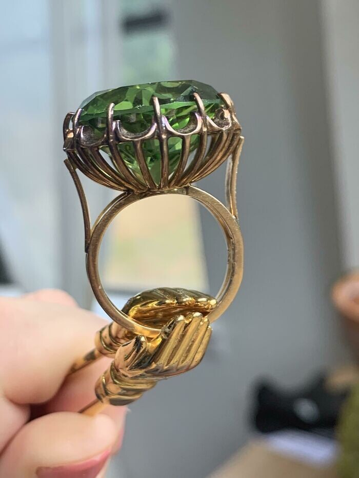 5. "Я нашла это кольцо в мусорном контейнере. Оценщики сказали, что это кольцо из 14-каратного золота, ручной работы 60-70-х годов, стоит более 200 долларов (Stone Is Glass). Этот милый пинцет я нашла там же"