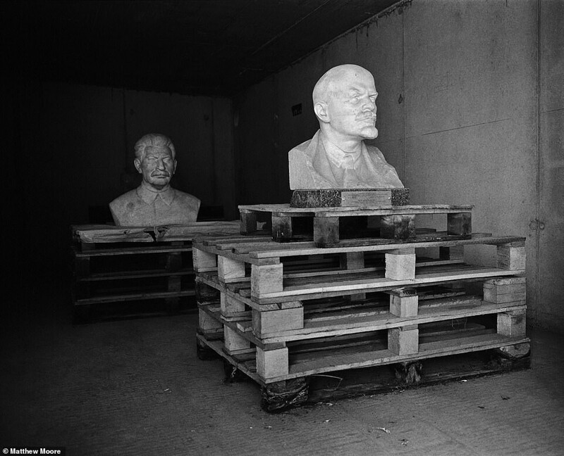 Бюсты Сталина и Ленина в подвале парка "Мементо" - музея под открытым небом в Будапеште