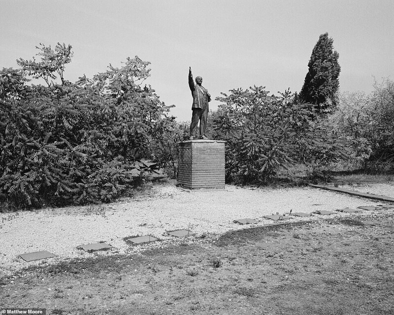 А этот Ленин попал в парк "Мементо" с проходной металлургического завода в Будапеште