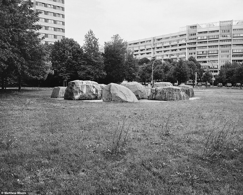 Булыжники на бывшей Ленинплац в Берлине, где стояла большая статуя Ленина. В 1992 году ее свалили, разбили на 192 части и закопалив лесу