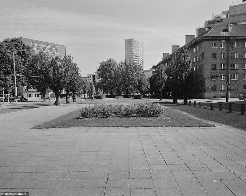 Площадь в Таллинне, где когда-то стояла статуя Ленина. Сейчас на ее месте - клумбы