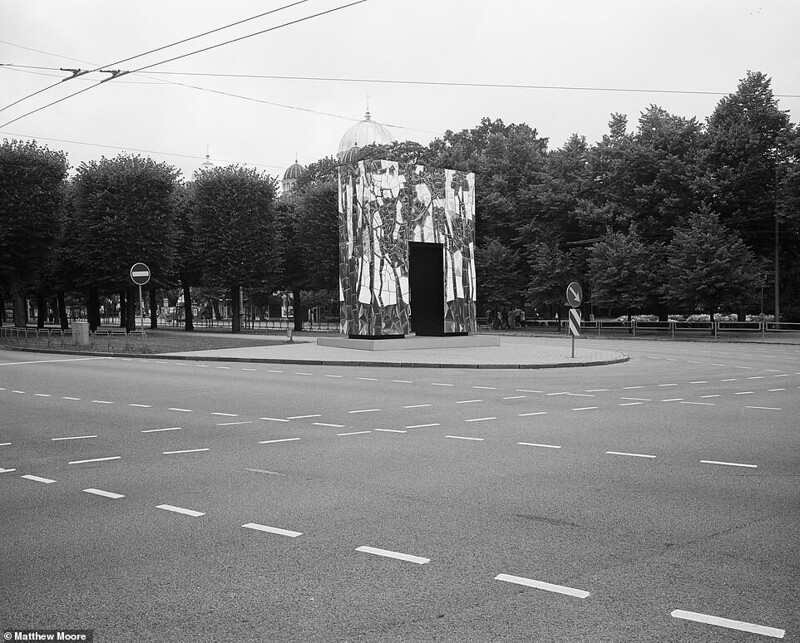 Декоративная арка на месте самой большой статуи Ленина в Риге