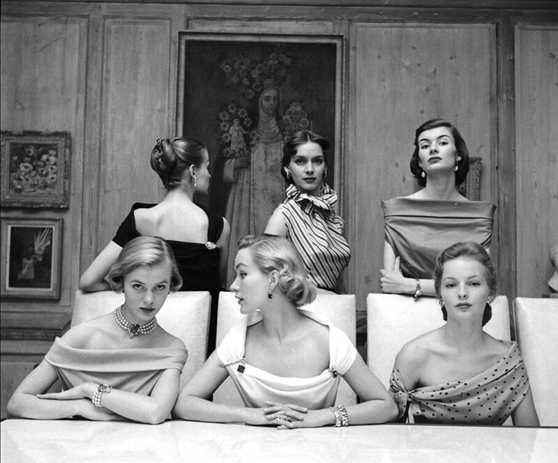 Плечи и вырезы. Модные девушки 1950-х