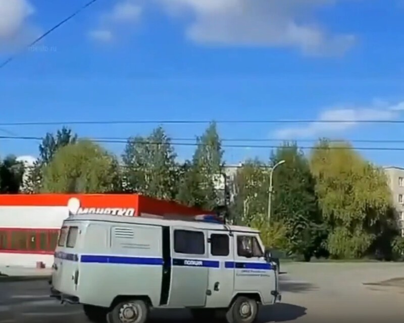В Пермском крае на видео попал полицейский, на полном ходу выпавший из служебного авто
