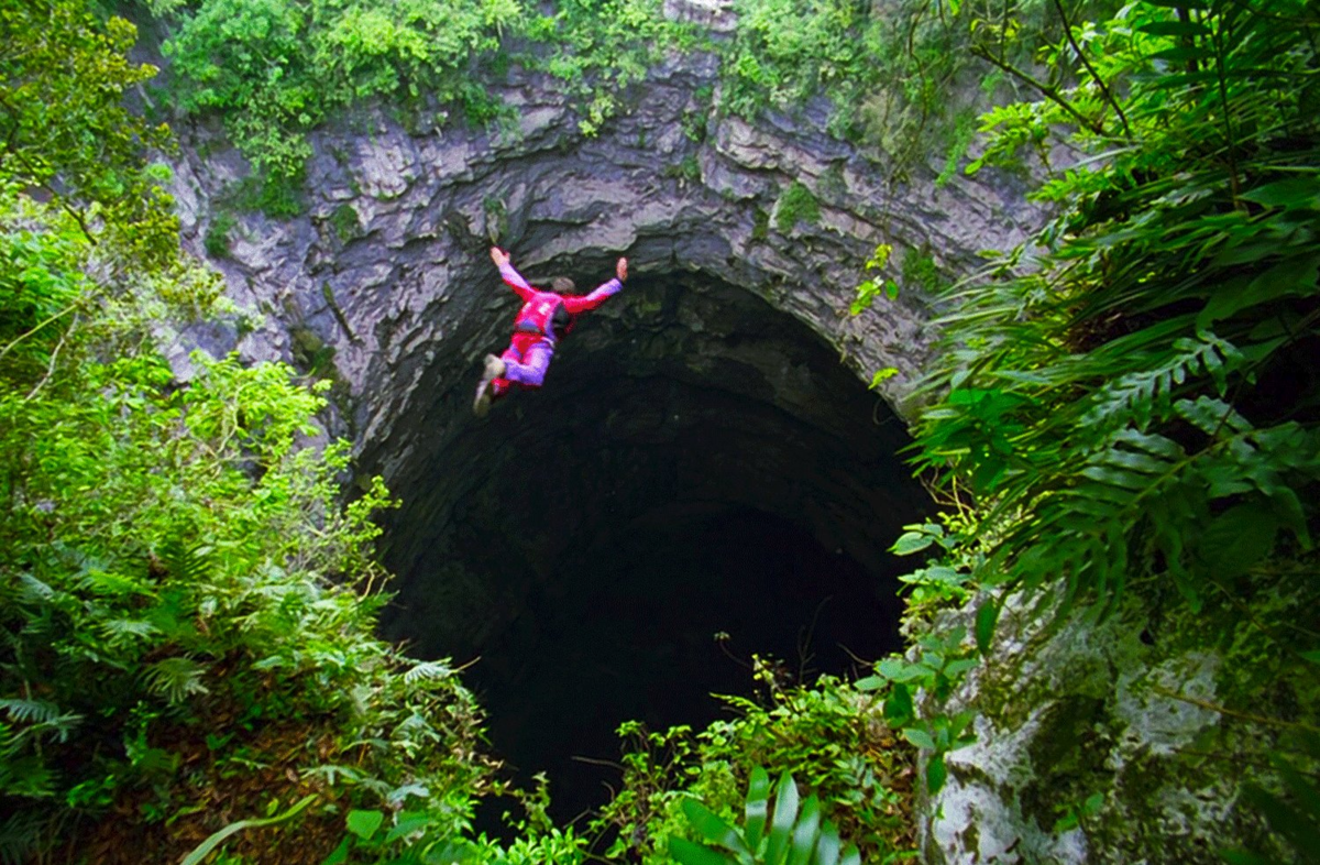 "Пещера ласточек", в которой нет ласточек, но куда очень любят падать люди