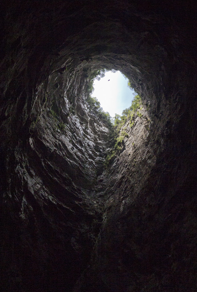 "Пещера ласточек", в которой нет ласточек, но куда очень любят падать люди