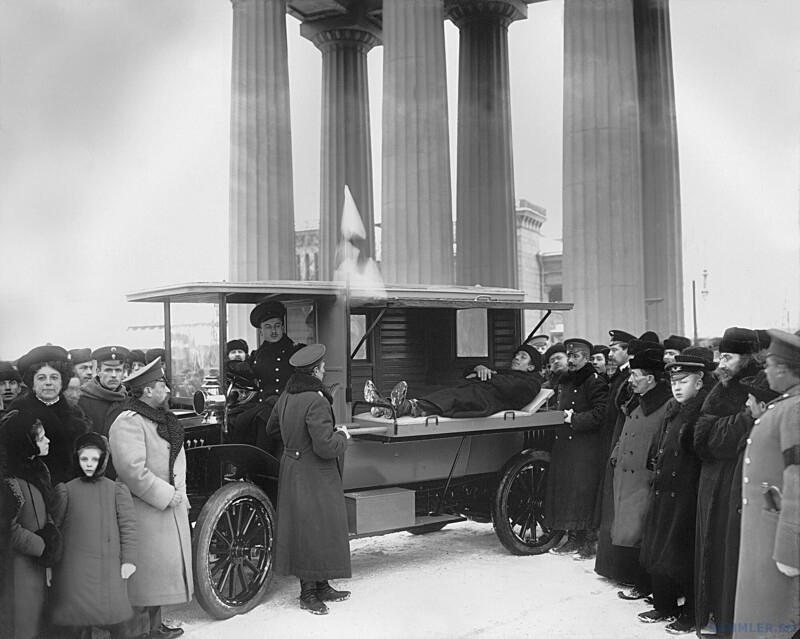 Одна из первых карет скорой помощи, Санкт-Петербург. 1910-е гг