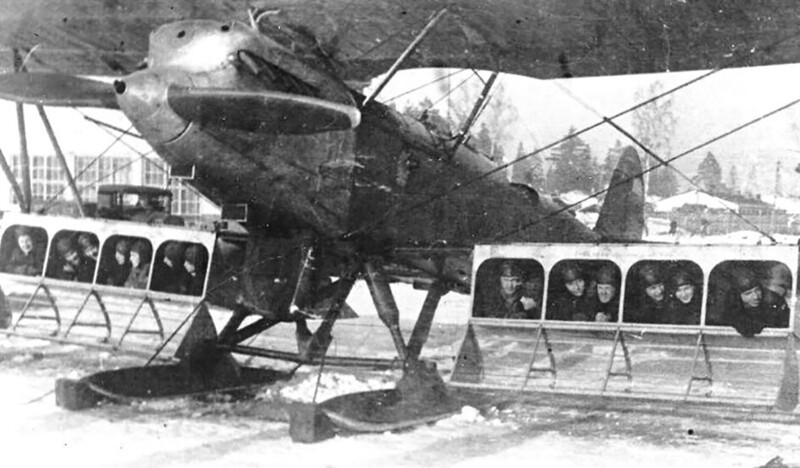 Самолёт Р-5 с подвесными кабинами десантников. 1936 год