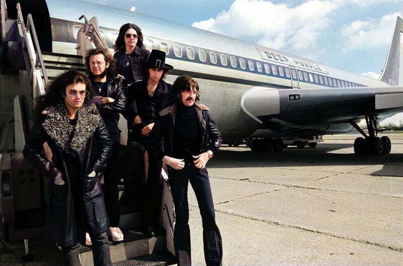 Deep Purple на ступеньках их самолета, 1974 год