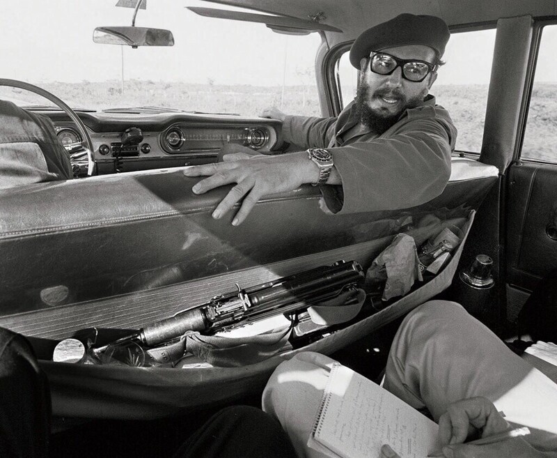 Фидель Kaстро даёт интервью журналисту в своей машине. Куба, 1964 год
