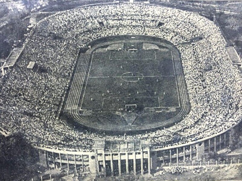 Вид на стадион «Динамо» в Москве из кабины самолёта во время матча, 1941 год (до начала войны).
