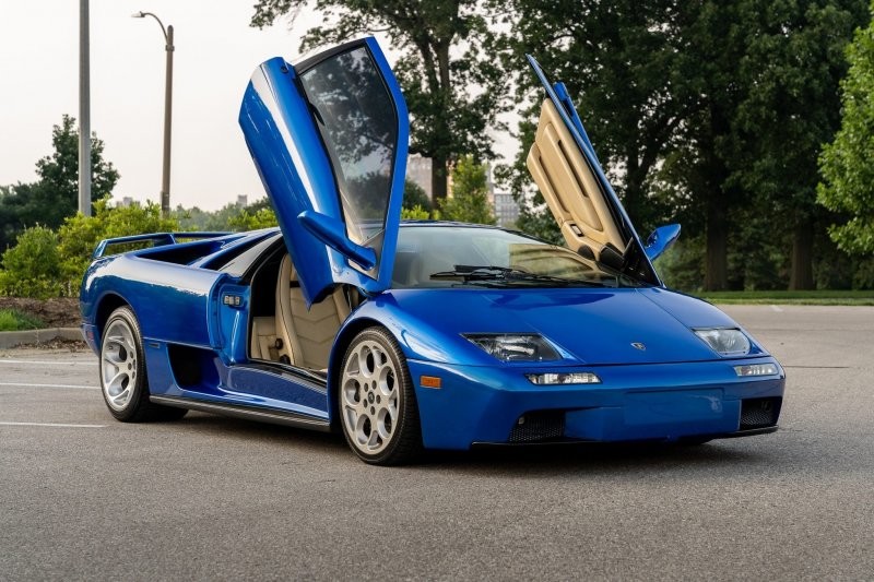 Lamborghini Diablo VT последнего года выпуска в симпатичном цвете Monterey Blue