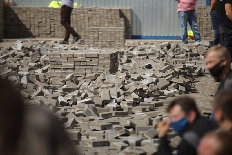 Жители Мурино сами уложили разрушенную рабочими плитку на месте возможного фуд-молла