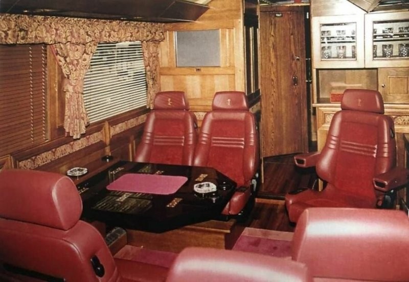 Скромный снаружи, шикарный внутри: каким был автобус саудовского принца