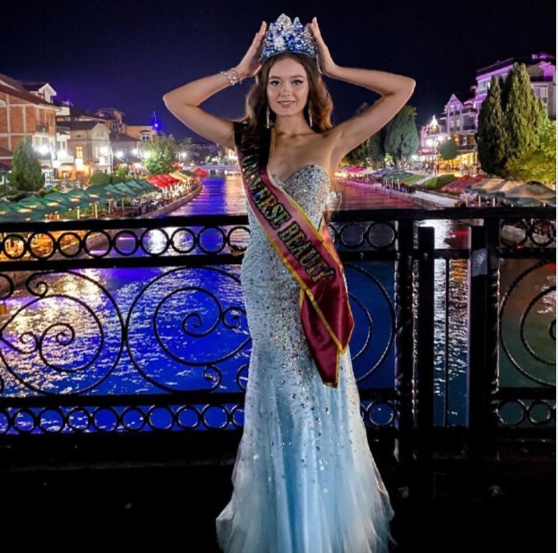 18-летняя красавица из ДНР завоевала титул на конкурсе «Мисс Вселенная»