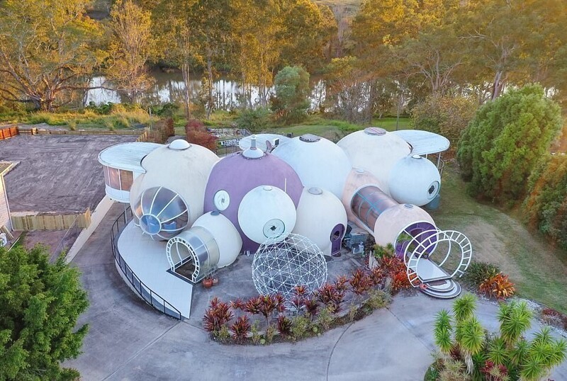 В Австралии продают дом-пузырь - хозяин 7 лет строил его своими руками