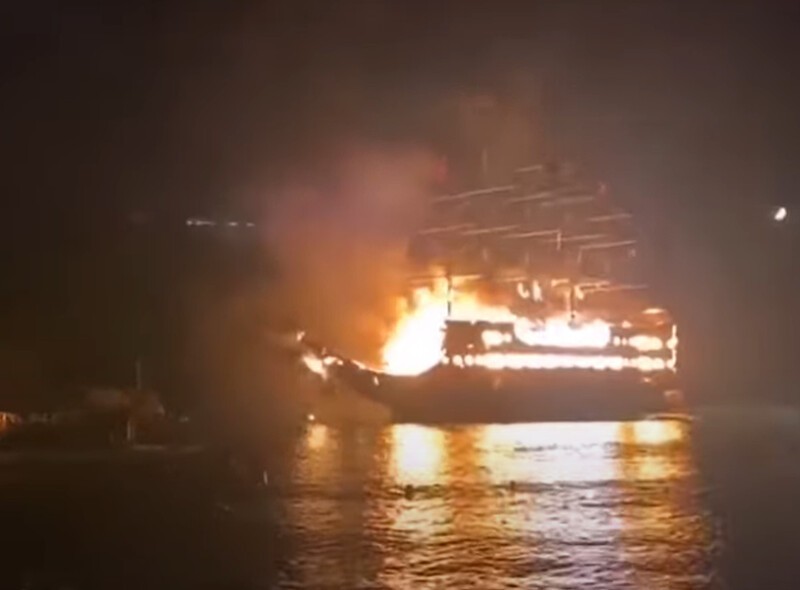 В курортном городе Турции сгорели туристические парусники
