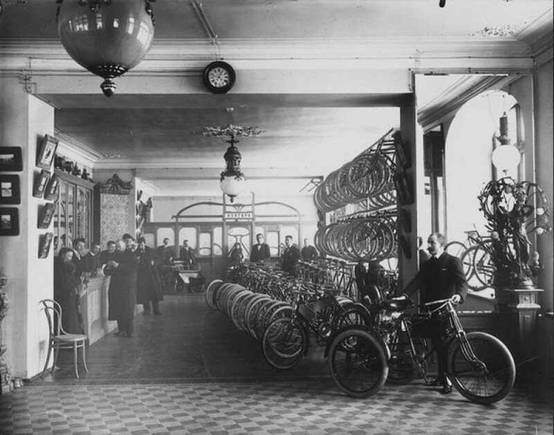 Веломагазин начала XX века. Снимок сделан в торговом доме «Победа», Санкт-Петербург, 1912 год