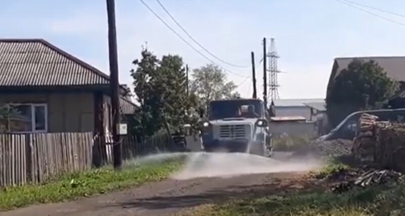 Выразили почтение: в российском городе перед визитом губернатора отмыли грунтовую дорогу