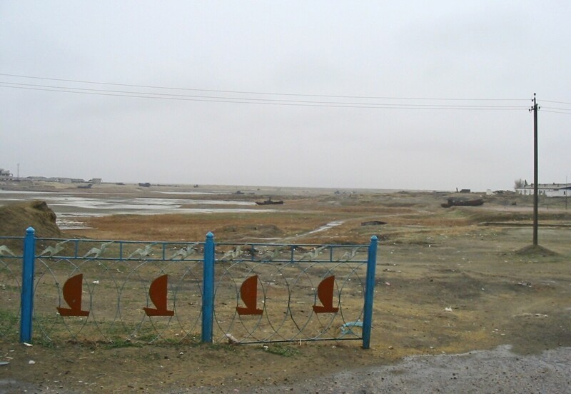 Это - порт города Аральск в Казахстане. Когда-то он был центром рыболовства, но во второй половине XX века здесь произошло резкое снижение уровня Аральского моря. С 90-х город официально входит в приаральскую зону экологического бедствия