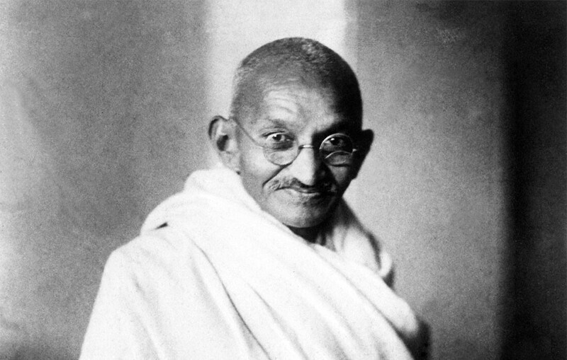 В 1934 году Махатма Ганди оценил свой автограф в 5 рупий, чтобы собрать деньги на благотворительность. Он решился на это, когда Британская организация, руководящая его фондом, отказалась помочь