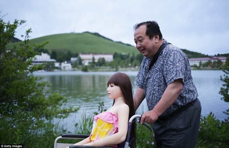 Японец бросил жену и двоих детей ради секс-куклы