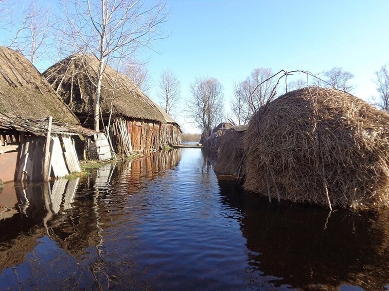 Каждую весну деревню затапливало, местные жители передвигались на лодках