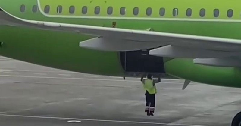 Для спорта всегда найдется минутка: сотрудник аэропорта использовал самолет в качестве турника