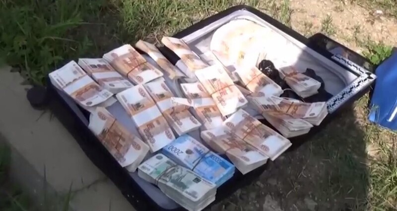 Бизнесмен забыл на улице чемодан с 15 млн рублей