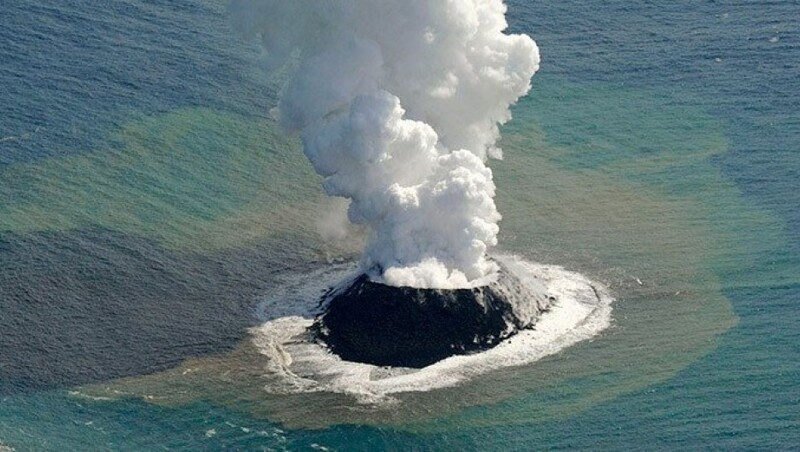 После подводного извержения вулкана в Японии появился новый остров