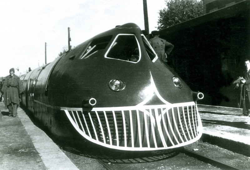 «Tren Articulada Ligero Goicoechea Oriols» (TALGO) появился в 40-х годах и считается первым «современным поездом» в истории