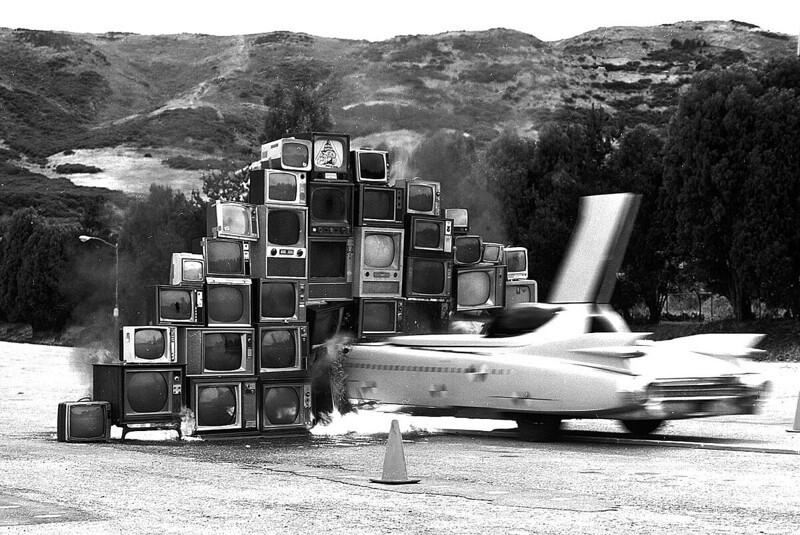 Арт-перформанс. Автомобиль на большой скорости врезается в стену из горящих телевизоров, 1975 год