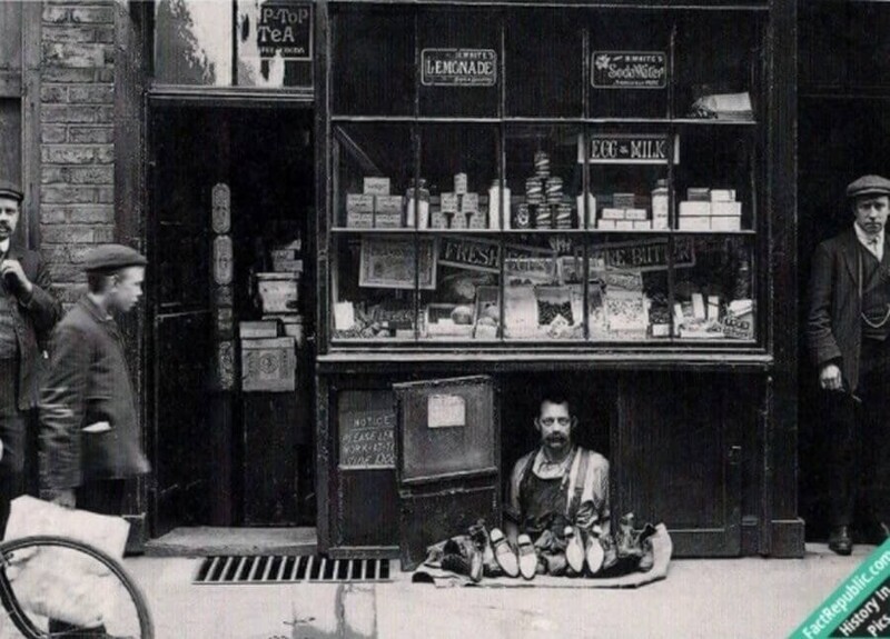 Самый маленький магазин в Лондоне - полуподвальная обувная лавка площадью 1,2 метра, 1900 год