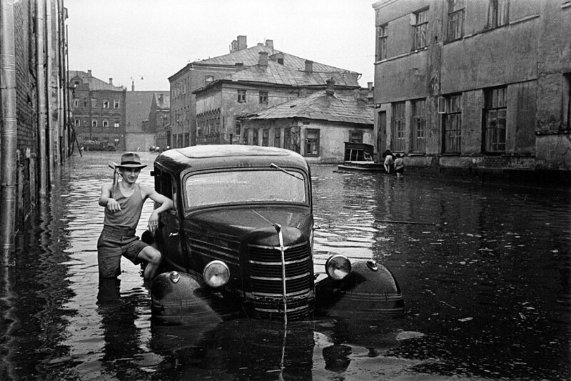 Наводнение в Курсовом переулке (Кропоткинская), Москва, 1949 год