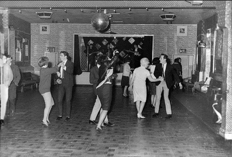 Битлз поют для 18 человек в скромном клубе городка Олдершот в декабре 1961 года. Они стали суперзвёздами через полтора года