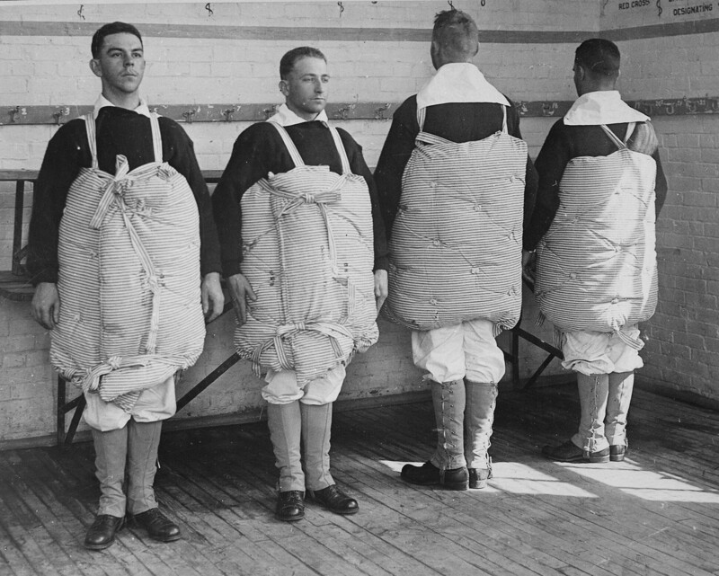 Так выглядели американские спасательные жилеты для матросов - а точнее, спасательные матрасы - еще в 1917 году