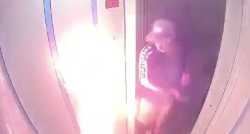 «Гады!»: в Ярославле компания парней подожгла лифт