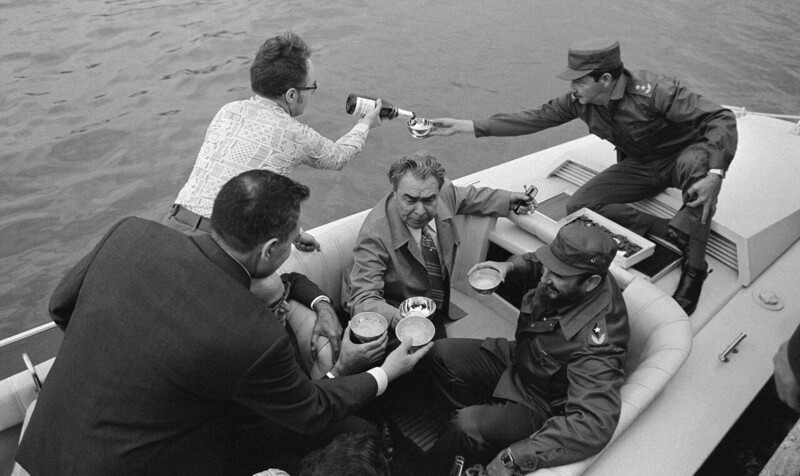 Леонид Ильич и братья Кастро на катере. Куба, 1974 г.