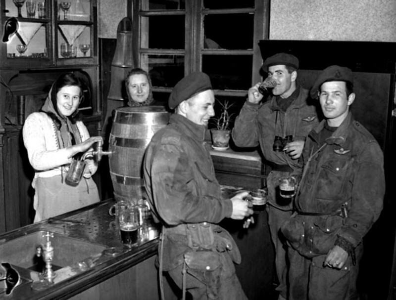  Канадские солдаты в германской таверне, 29 марта 1945 года, Лембек, Германия