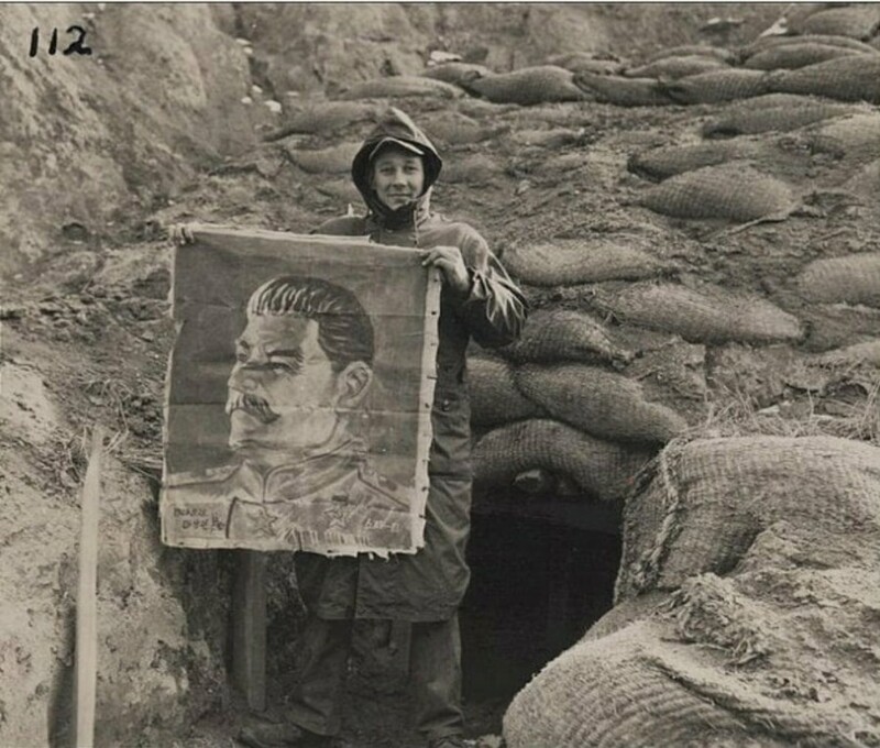 Морпех США с найденным в бункере противника портретом Иосифа Сталина. Северная Корея. 27.11.1950 г.