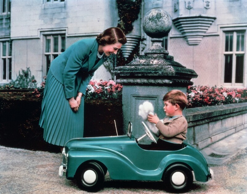 Королeва Елизавета II с сыном - принцем Чарльзом. Великобритания, 1952 год