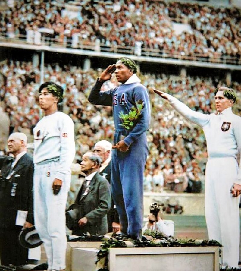Берлинская Олимпиада 1936 года. Арийские атлеты зигуют. Не зигует американский чернокожий спортсмен Джесси Оуэнс, «недочеловек» по их меркам. Но именно он и завоевал золото