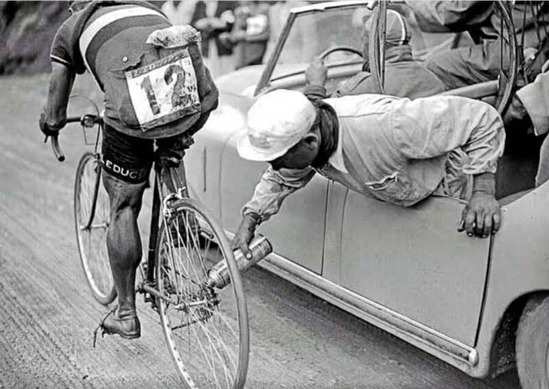 Французский велосипедист Джино Скиардис смазывает свой велосипед во время Тур де Франс 1949 года.