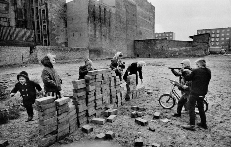 Суровые времена холодной войны. Дети играют в постройку Берлинской стены. Западный Берлин, Германия, 1962 год
