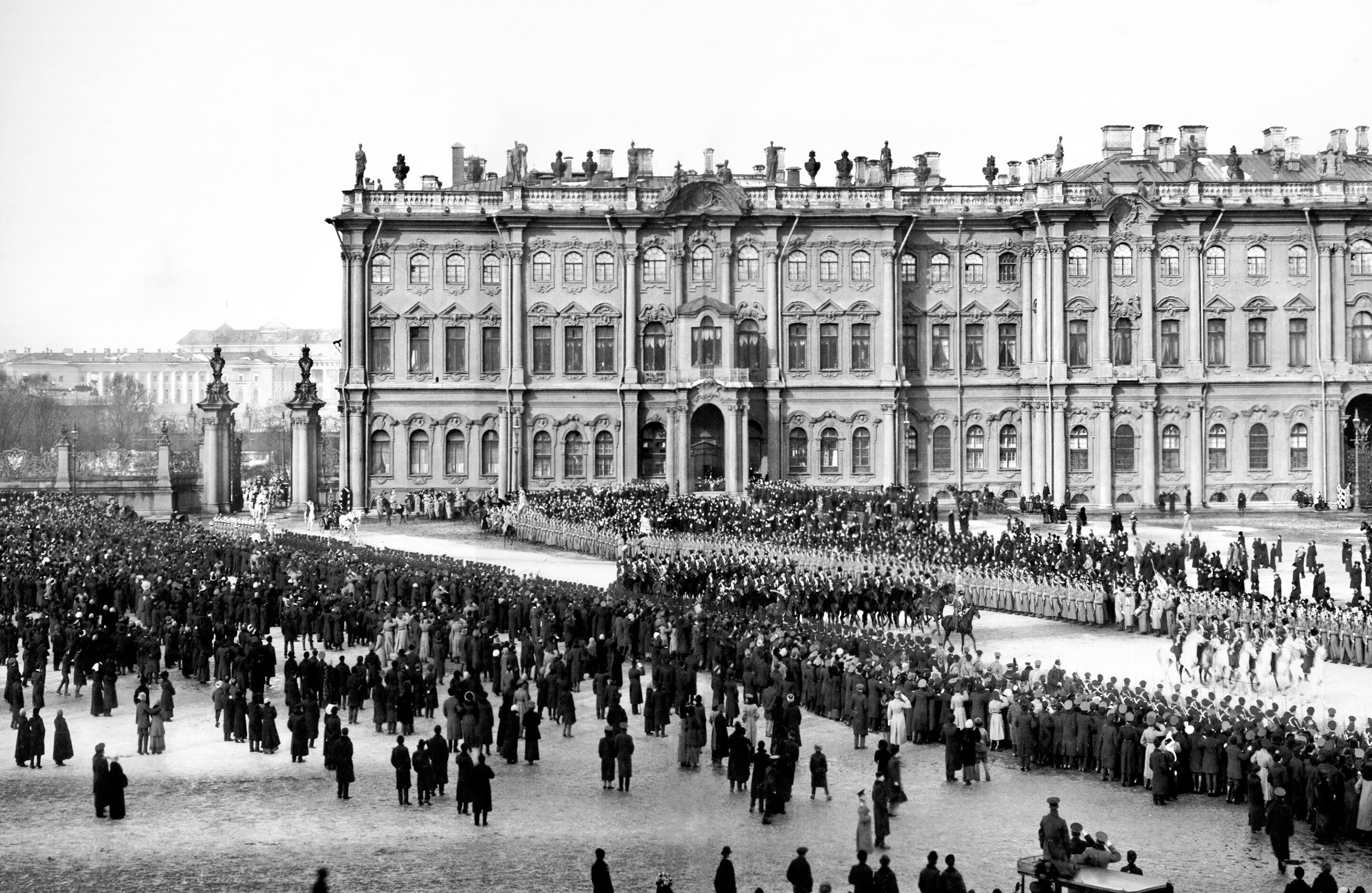 Дворцовая площадь в Санкт Петербурге в 1914