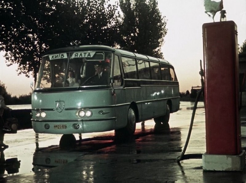 В движении автобус Украина-1 можно увидеть в фильме «Королева бензоколонки»