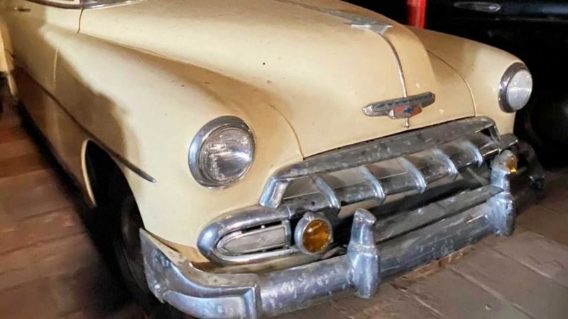 Бразильские подростки залезли в старый особняк и нашли коллекцию ретро-автомобилей