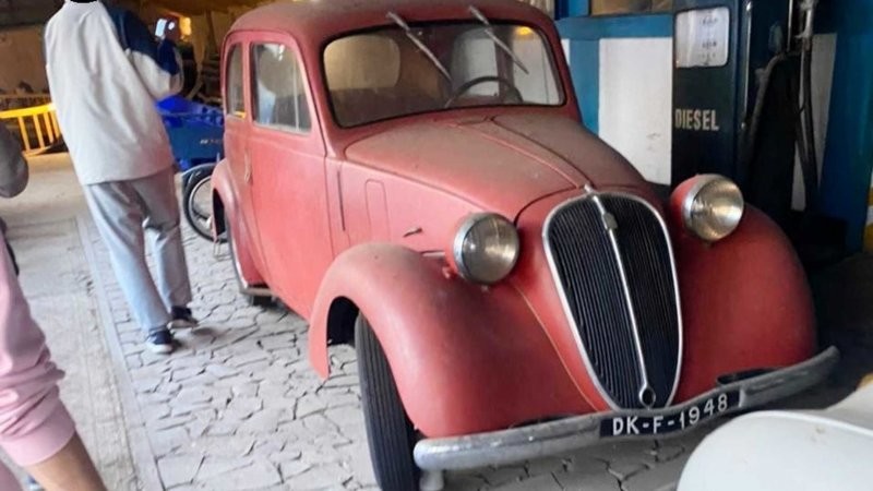 Бразильские подростки залезли в старый особняк и нашли коллекцию ретро-автомобилей